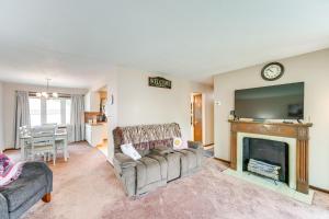 8 Mi to Cleveland Family Home with Fenced Backyard!