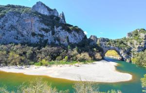 Maisons de vacances 1 Bedroom Cozy Home In Orgnac L-aven : photos des chambres