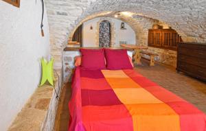 Maisons de vacances 1 Bedroom Cozy Home In Orgnac L-aven : photos des chambres
