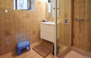 Maisons de vacances 1 Bedroom Cozy Home In Orgnac L-aven : Maison de Vacances 1 Chambre