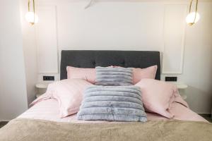 Charming Retreat - Cozy 2BR near City Center