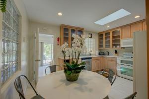 Mid-Century Retreat VR24-00083