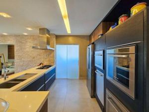 Linda Cobertura em Riviera de São Lourenço, Módulo 8, com seis dormitórios, piscina privativa e pertinho da praia