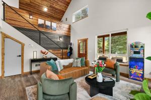 Rainier XL Chalet EV-Hot Tub-Game Room-Guest Suite - 4hvězdičkové hotely ve městě Ashford