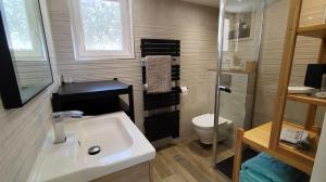 Maisons de vacances Logement avec jardin et jacuzzi prive au coeur de la Provence pour 2 adultes 1 enfant classe 4 etoiles : photos des chambres