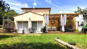 Maisons de vacances Logement avec jardin et jacuzzi prive au coeur de la Provence pour 2 adultes 1 enfant classe 4 etoiles : photos des chambres