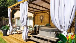 Maisons de vacances Logement avec jardin et jacuzzi prive au coeur de la Provence pour 2 adultes 1 enfant classe 4 etoiles : photos des chambres