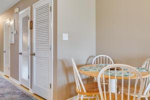 Emerald Isle Condo Near Beach with Screened Porch!