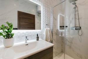 Fl9 TheLODGE-Sea View w HUGE Terrace by Homely