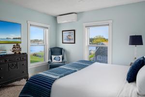 Deluxe King Room room in East Wind Inn