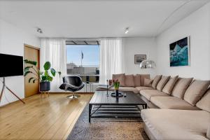 Rooftop Balcony -AMZ view - LRG 2 BR -Free Parking