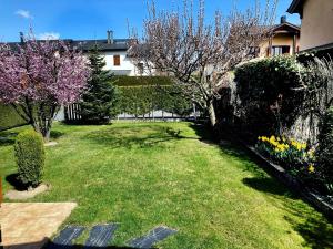 Bonita casa adosada con gran jardín