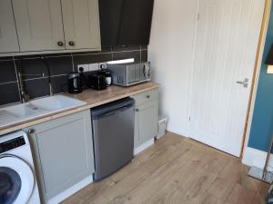 Self Check-in Micro Studio for max 2 guests in Central location RG4 with your own Kitchenette Bathroom Parking and Shared Garden