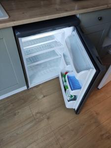 Self Check-in Micro Studio for max 2 guests in Central location RG4 with your own Kitchenette Bathroom Parking and Shared Garden