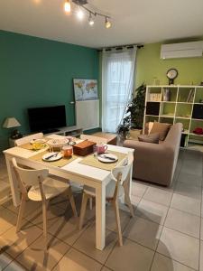 2 bedrooms, air conditioning, garage, metro