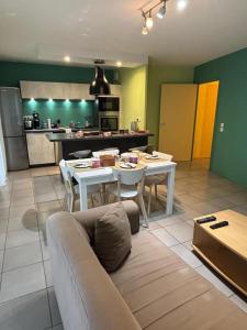 2 bedrooms, air conditioning, garage, metro