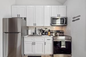 Apt Near Downtown Desk WiFi TVs Games Pets