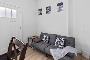 Apt Near Downtown Desk WiFi TVs Games Pets