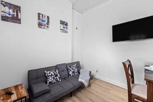 Apt Near Downtown Desk WiFi TVs Games Pets