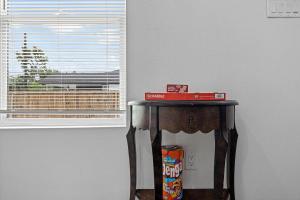 Apt Near Downtown Desk WiFi TVs Games Pets