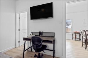 Apt Near Downtown Desk WiFi TVs Games Pets