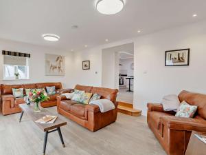 3 Bed in Wintersett 93234