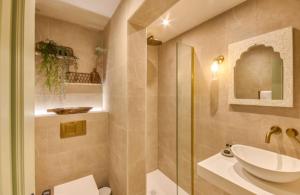 The Salt House - sleeps 12 & 3 mins to beach