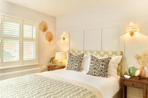 The Salt House - sleeps 12 & 3 mins to beach