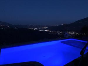 B&B / Chambres d'hotes Nuit insolite avec jacuzzi privatif et piscine : photos des chambres