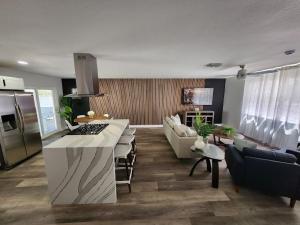 Stylish 4BR Oasis - Luxe Backyard BBQ