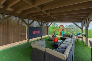 Sleeps 20 Hot Tub Outdoor Theater Putt Putt Games