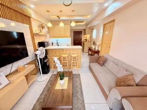 Across Burnham Park Baguio Transient - 2BR 5F Baguio City Transient - With Veranda