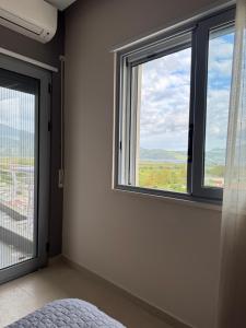 Mountain Meets Sea-Spectacular View in Orikum Apartment