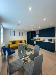 Trinity Apartments - 2 Bed Apartment - Spacious - Modern - 30 Seconds from High Street