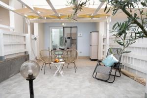 Green Villetta with a pool img5