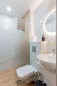 Urban Five #4 - Stylish One-bedroom apartments with Kitchen & Parking