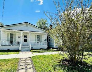 Orange Crush Cottage- Downtown Beaches & Dining