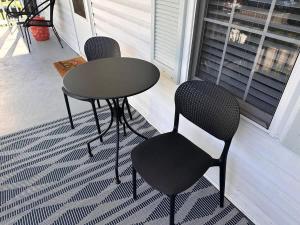 Orange Crush Cottage- Downtown Beaches & Dining