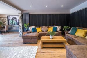 Huge 8 Bed Manor House with Hot Tub, Cinema Room, Games Room