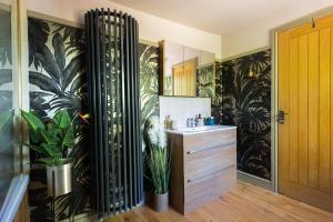 Huge 8 Bed Manor House with Hot Tub, Cinema Room, Games Room