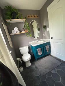 Quaint & Vivacious Home