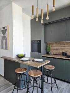 Luxury Penthouse with Private Jacuzzi & Sea View