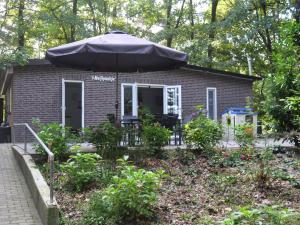 Cozy Cottage in Leenderbos with Hot Tub