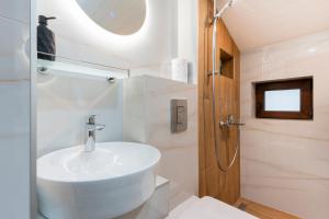 Urban Five #5 - Stylish One-bedroom apartments with Kitchen & Parking