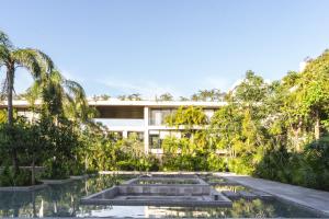 Kan Kin studio beach and shuttle