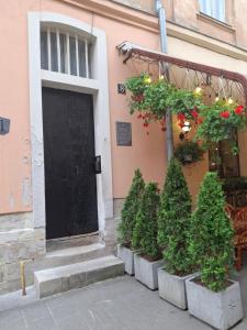 Простора сімейна оселя у серці історичного міста поруч з РАТУШЕЮ & бічна з Площею РИНОК кухня-студія та спальня