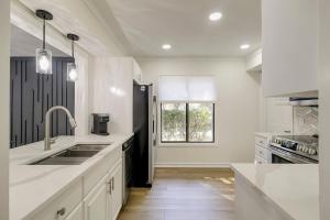 Shops Restaurants Close King Queen Double Beach Gear and Bike Rentals Included