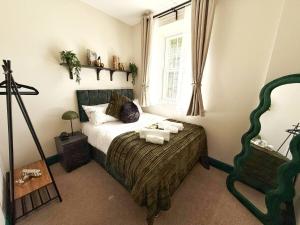 2 Bed Newly refurbished apartment, Free Parking, Pet Friendly