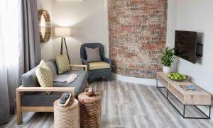 The Luxe on Exter Heights