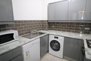 Luxury 2 Bedroom City Centre Apartment Sleeps Up to 6 HS2 Deals available